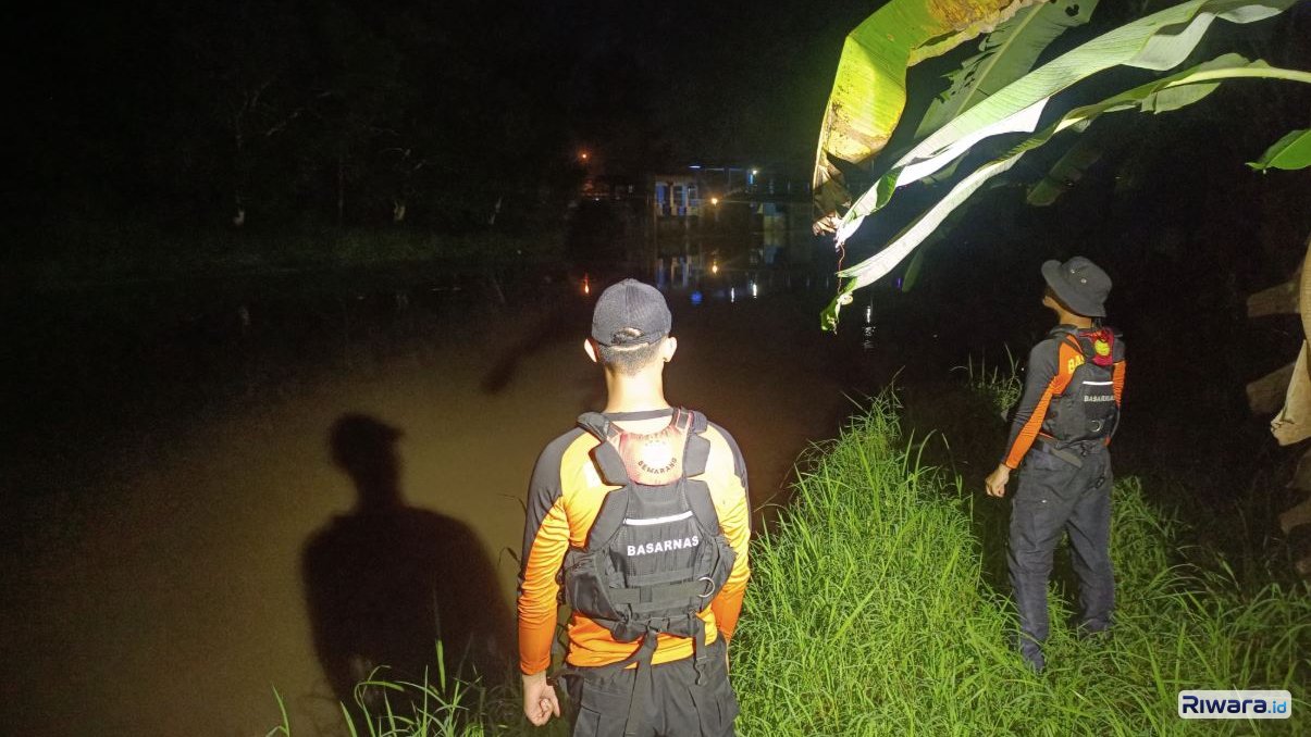Rescuer Basarnas meronda di Sungai Laes Pemalang di mana dua atlet remaja PODSI Pemalang dilaporkan hilang